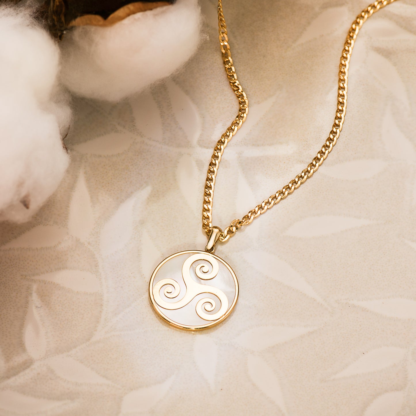 18K COLGANTE ORO AMARILLO Y NACAR SIMBOLO CELTA TRISQUEL 20 MM