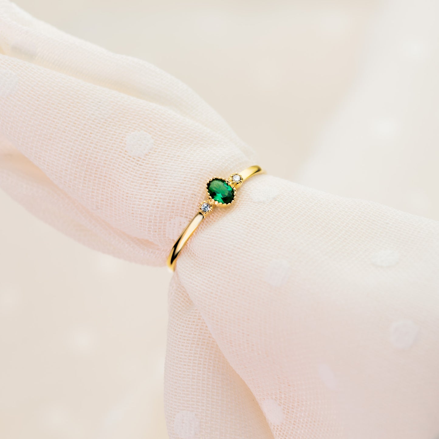 18K SORTIJA ORO AMARILLO PIEDRA VERDE Y CIRCONITAS 4X3 MM ANCHO CUERPO 1.2 MM