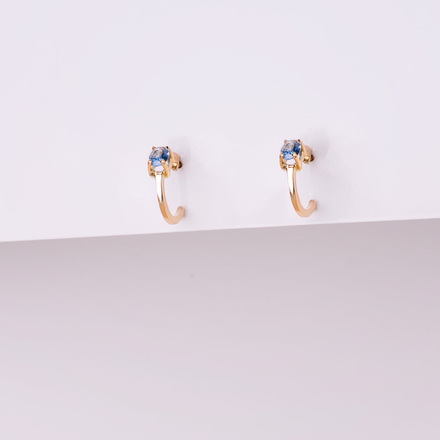 18K PENDIENTES ORO AMARILLO MEDIO ARO LISO CON AGUAMARINA 12X3 MM PRESION