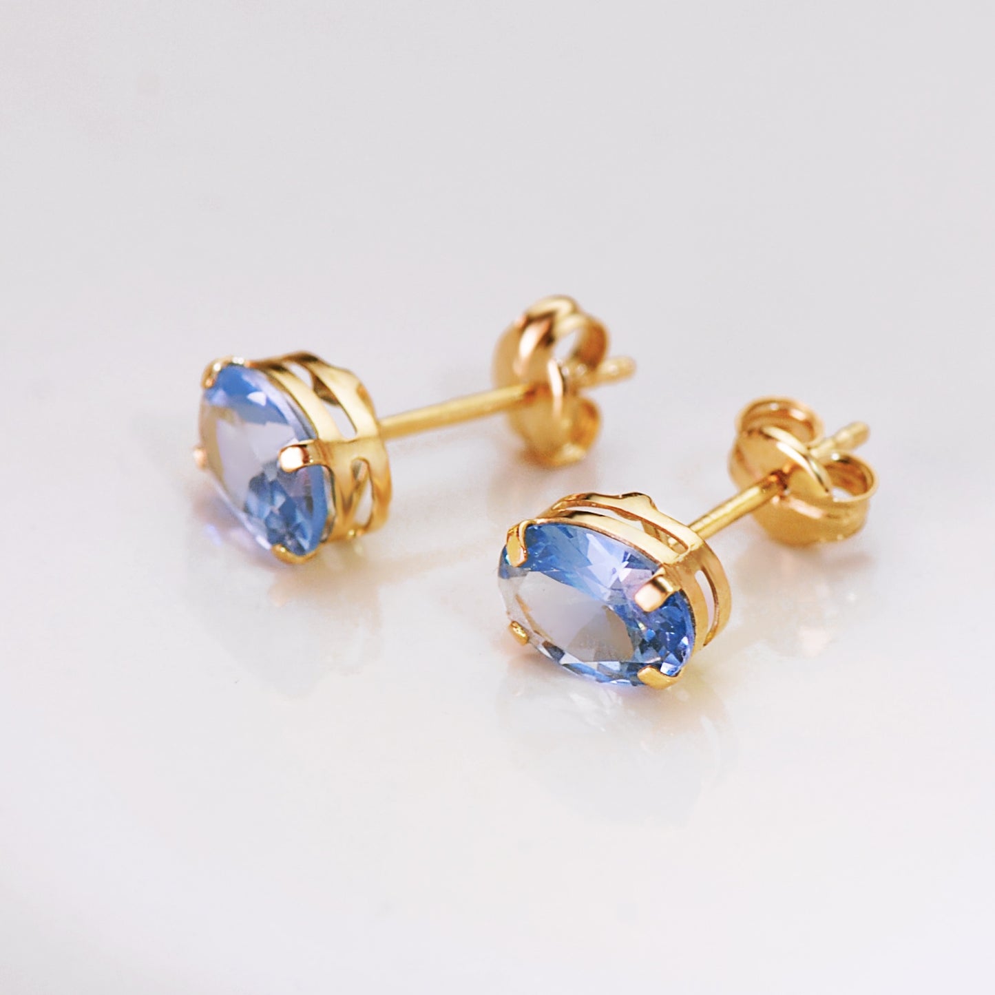 18K PENDIENTES ORO AMARILLO OVAL PIEDRA AZUL 7 X 5 MM. CIERRE PRESION